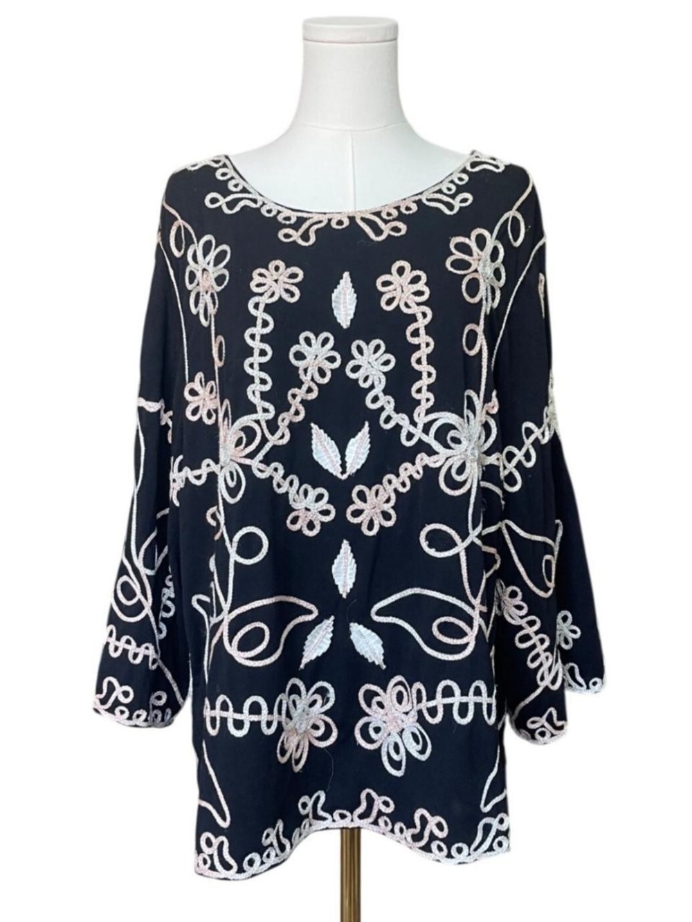 Black & Cream Floral Embroidered Scoop-Neck Tunic Top